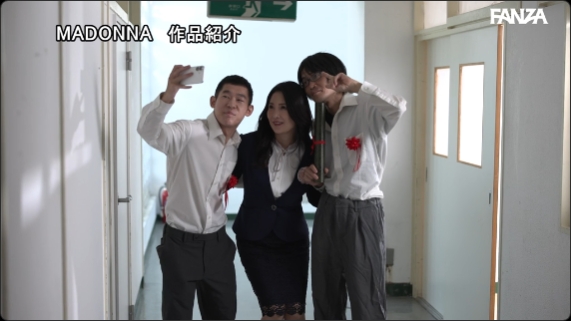 ROE-440毕业这天一群暴怒的男学生轮流侵犯他们憎恶的女老师